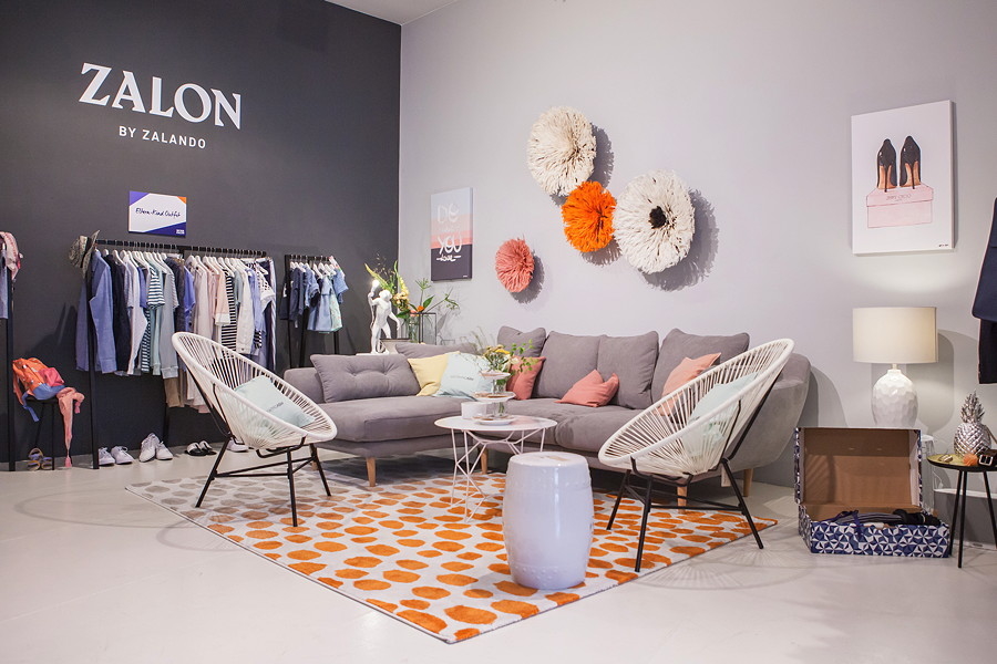 Stylingberatung im Wohnzimmer – der "Mode Zalon" während der Berlin Fashion Week. Interior von Westwing Now