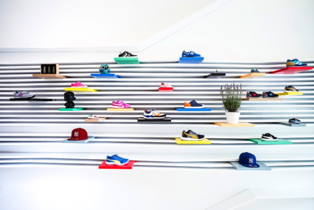 Coole Sneaker, perfekt in Szene gesetzt! Das originelle Interior Design hat der Architekt Nico Leist (Studionel) entworfen © Daniel Reiter