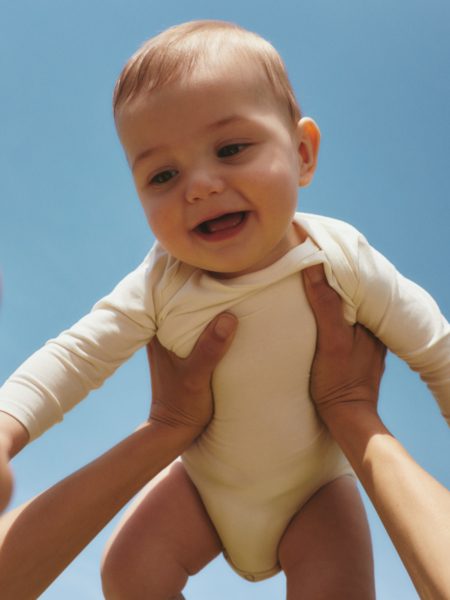 Die erste Newborn-Kollektion von ARKET ist da. Und alle Sommerbabys dürfen sich auf supersofte Essentials freuen!