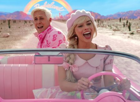 Eine Puppe auf der Überholspur: Barbie (Margot Robbie) und Ken (Ryan Gosling) auf dem Weg in den Kino-Olymp © Warner Bros. Pictures