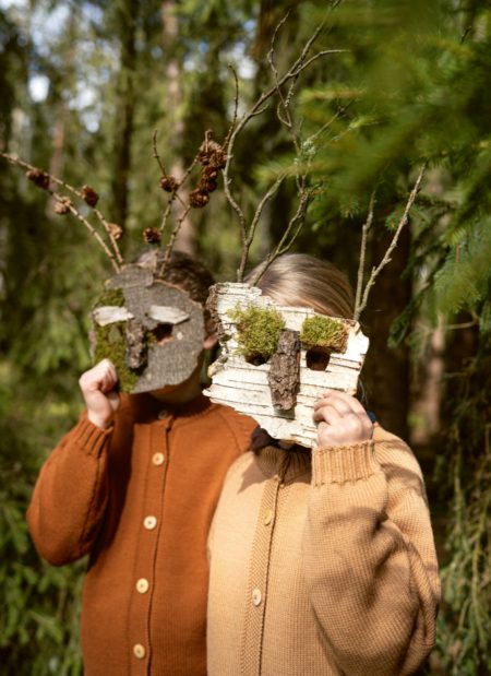 Einmal hin, alles drin: Für die Rindenkerle reicht der Wald als Bastelshop völlig aus. Foto © Manuela Clemens, AT Verlag