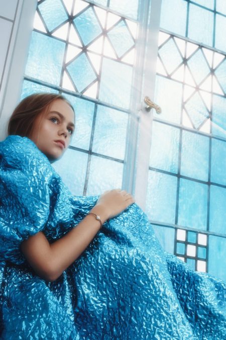 Smilla: Crinkle Metallic Dress von CAROLINE BOSMANS, Freshwater Armband von MAMARADSCHA STUDIO. Foto © Valentyna Pugachova