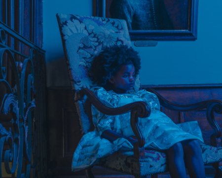 Is there a ghost? Caroline Bosmans zieht uns in ihrer neuen Kampagne mit schaurig schönen Bildern in den Bann