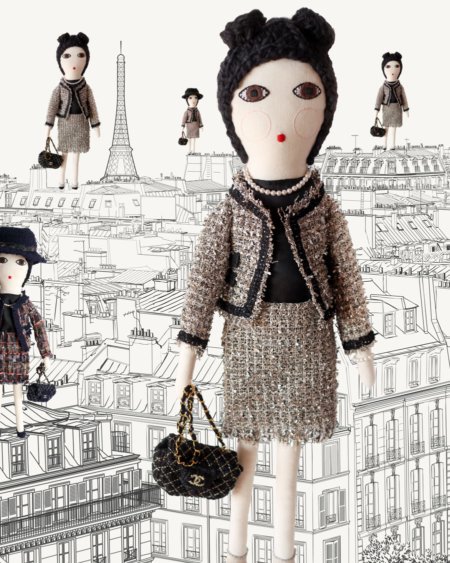 Ikonen der Moderne: Die Coco Chanel von SEVERINA KIDS posiert vor der Eiffelturm-Kulisse des Tapeten-Herstellers MURALS WALLPAPER