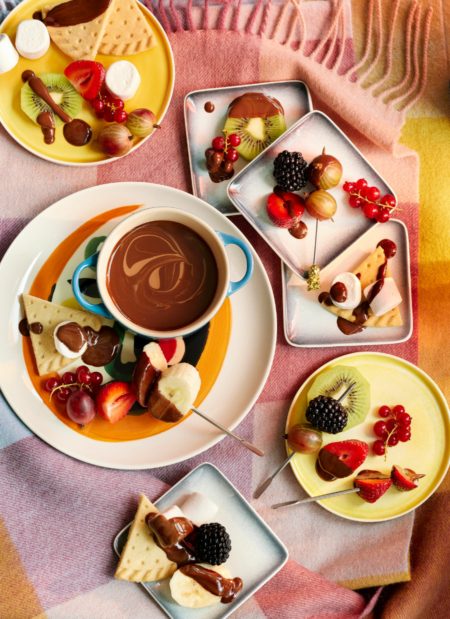 Der Spießer frisch eingedippt: Das Schoko-Fondue aus den Seventies erlebt sein Revival. Foto © Katrin Winner