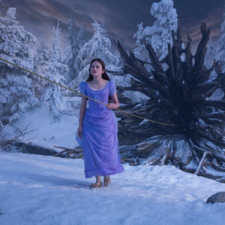 Der goldene Faden führt Clara am Weihnachtsabend in eine mysteriöse Parallelwelt. © Laurie Sparham, 2017 Disney Enterprises, Inc.