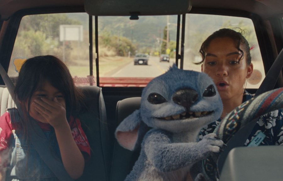 Stitch am Steuer, nicht geheuer! … Am 3. September landet der Kinohit um das knuddelige Anarcho-Alien auf Disney+ © 2025 Disney