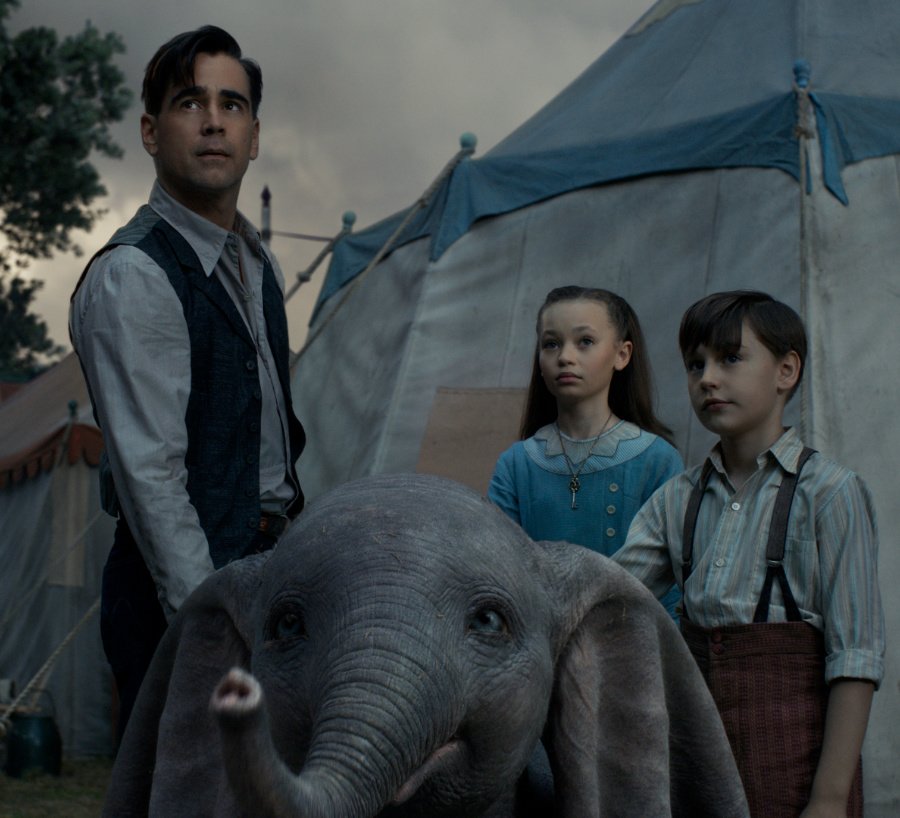 Colin Farrell als kriegsversehrter Zirkusstar kümmert sich gemeinsam mit seinen Kindern Milly und Joe um den traurigen Elefanten. Image © Disney