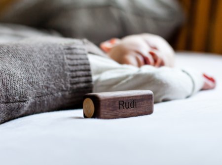 Rudis Rassel aus Nussbaum- und Eschenholz: Die Baby-Spielzeuge von FEELWOOD lassen sich auf Wunsch personalisieren