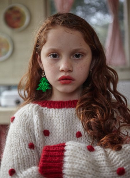 Oh Tannenbaum! Pilar Picazo vom Label Fish & Kids geht mit ihrem Pom-Pom Christmas Sweater unter die Weihnachtsfreaks