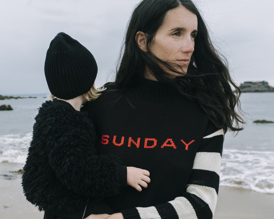 I Love Sunday Best! Designerin Faye Wilde hat den Lieblings-Wochentag ihres Sohnes Beau auf einem Stricksweater verewigt