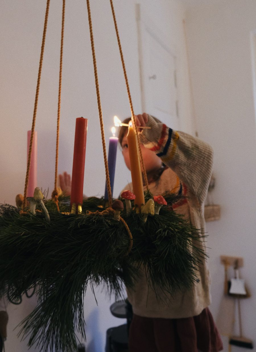 Sehet, die zweite Kerze brennt! Kinder lieben Rituale wie den Adventskranz. Foto © Sarah Neuendorf, Gretas Freunde/Knesebeck Verlag