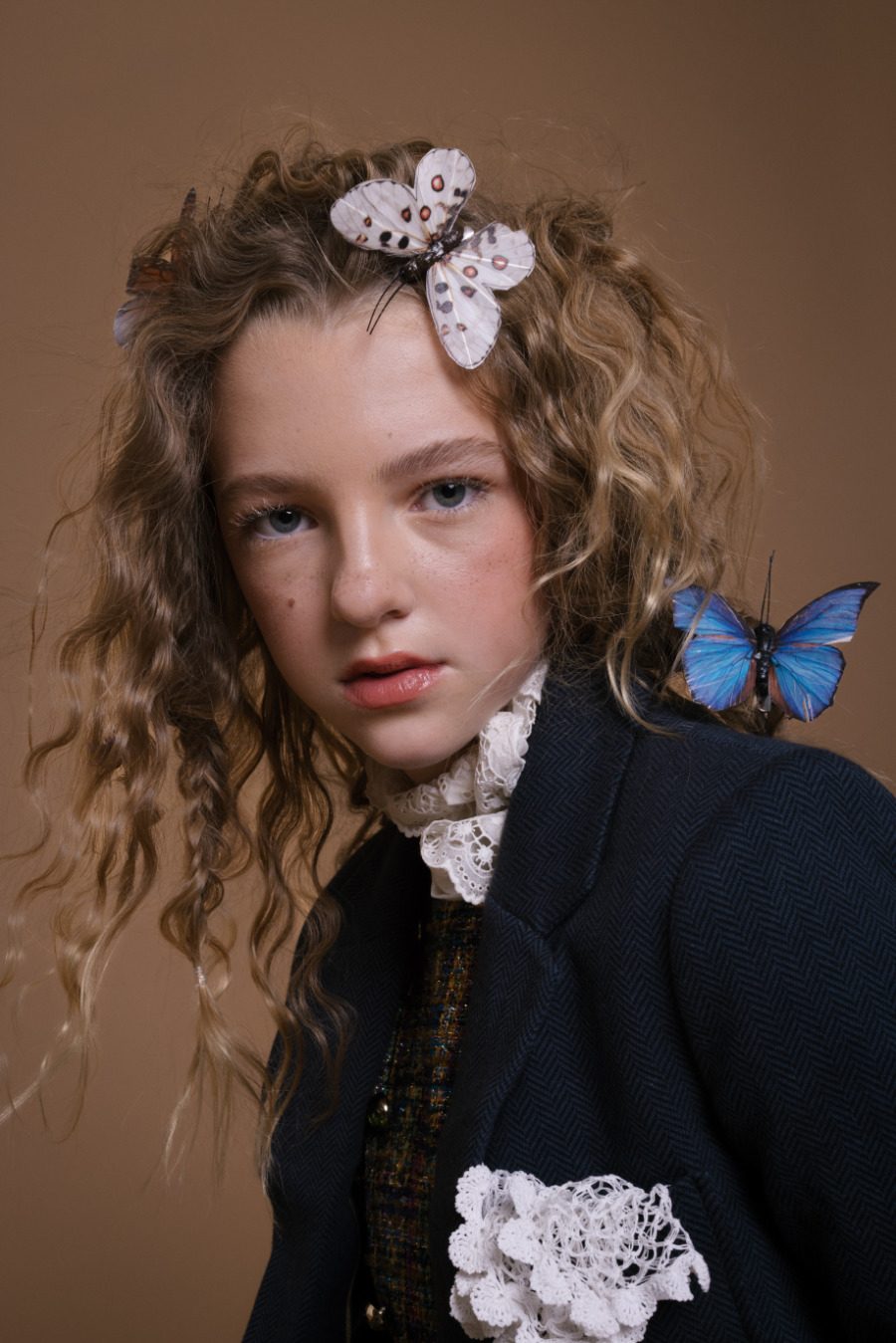 Englische Romantik, inszeniert von der britischen Fotografin Hannah Mentz: Sisi in einem Tweed Blazer von JOULES, Tweed Kleid von EIRENE, Vintage-Halstuch & Einstecktuch STYLIST‘S OWN