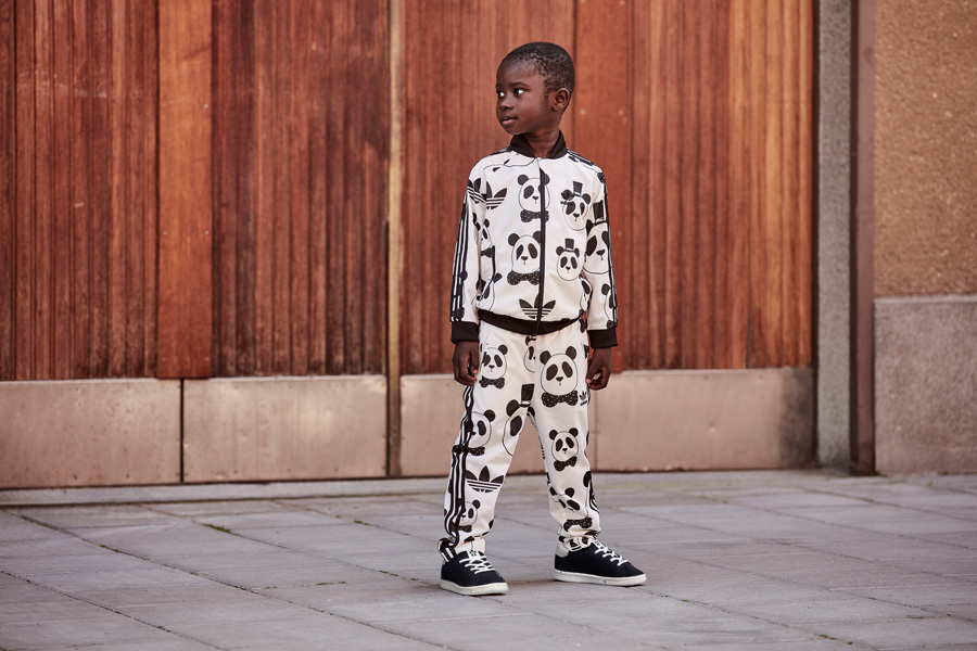 Den kennen wir doch, oder? Der altbekannte adidas Originals "Superstar Tracksuit" im Mini Rodini Panda-Design