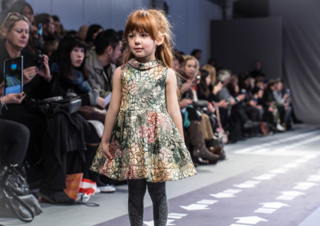 Glanzvoller Auftritt im feinen Brokat-Dress von Alitsa auf der KidzFIZZ Runway Show der Pitti Bimbo 84 – Photo © Emily Kornya