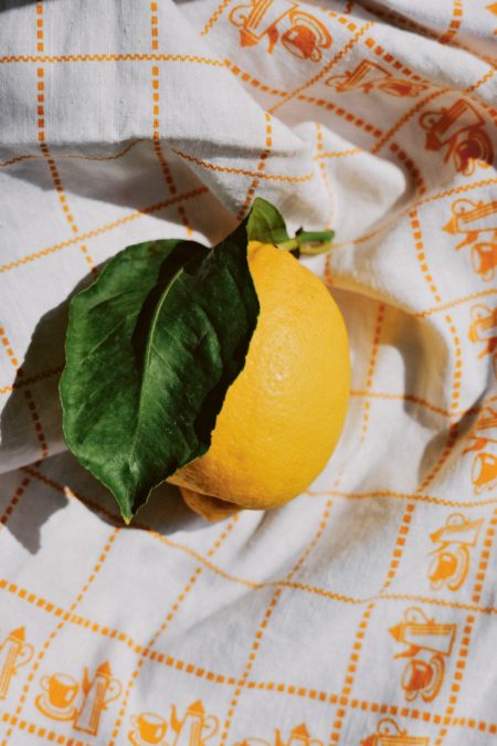 Amore al Limone: Letitia Clarks Zitronenliebe gibt Stoff für ein ganzes Kochbuch. Foto © Charlotte Bland/ZS Verlag