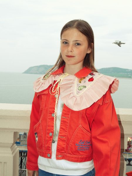Sydney: Vintage Jeansjacke und -shorts von TINY TOKO, T-Shirt von INFAANT, handgefertigter Kragen von MAEVE CHERRY