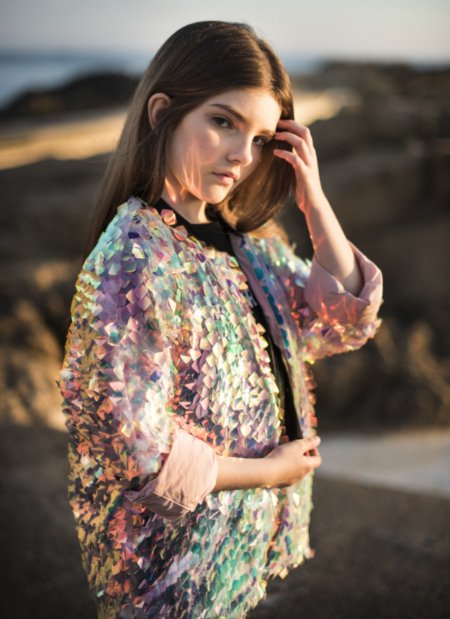 Schillert in den Farben einer magischen Unterwasserwelt: die Paillettenjacke von Andorine für den Sommer 2019. Image © Ricardo Silva