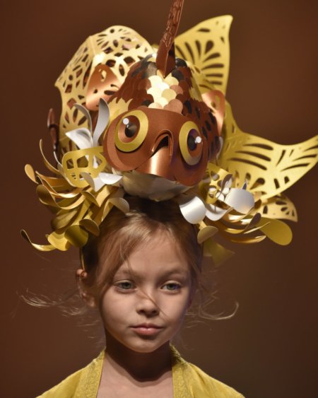 Unterwasserkunst: Die Koi-Karpfen eines Scherenschnitt-Künstlers veredelten die Runway-Looks von Péro © Giovanni Giannoni