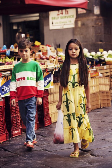 Zeit für einen Spuntino! Frisches Obst kauft man in Italien auf dem Mercato. Den ultimativen Italo-Look liefert das schwedische Label MINI RODINI