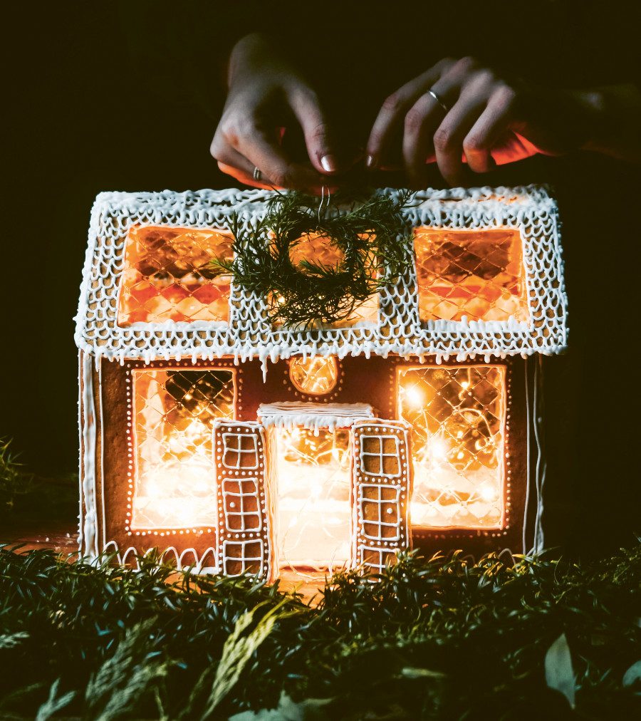 Dieses Jahr mit "echten" Glasfenstern: Das Lebkuchenhaus ist ein Stück Kindheit. Foto © Viola Minerva Virtamo/frechverlag
