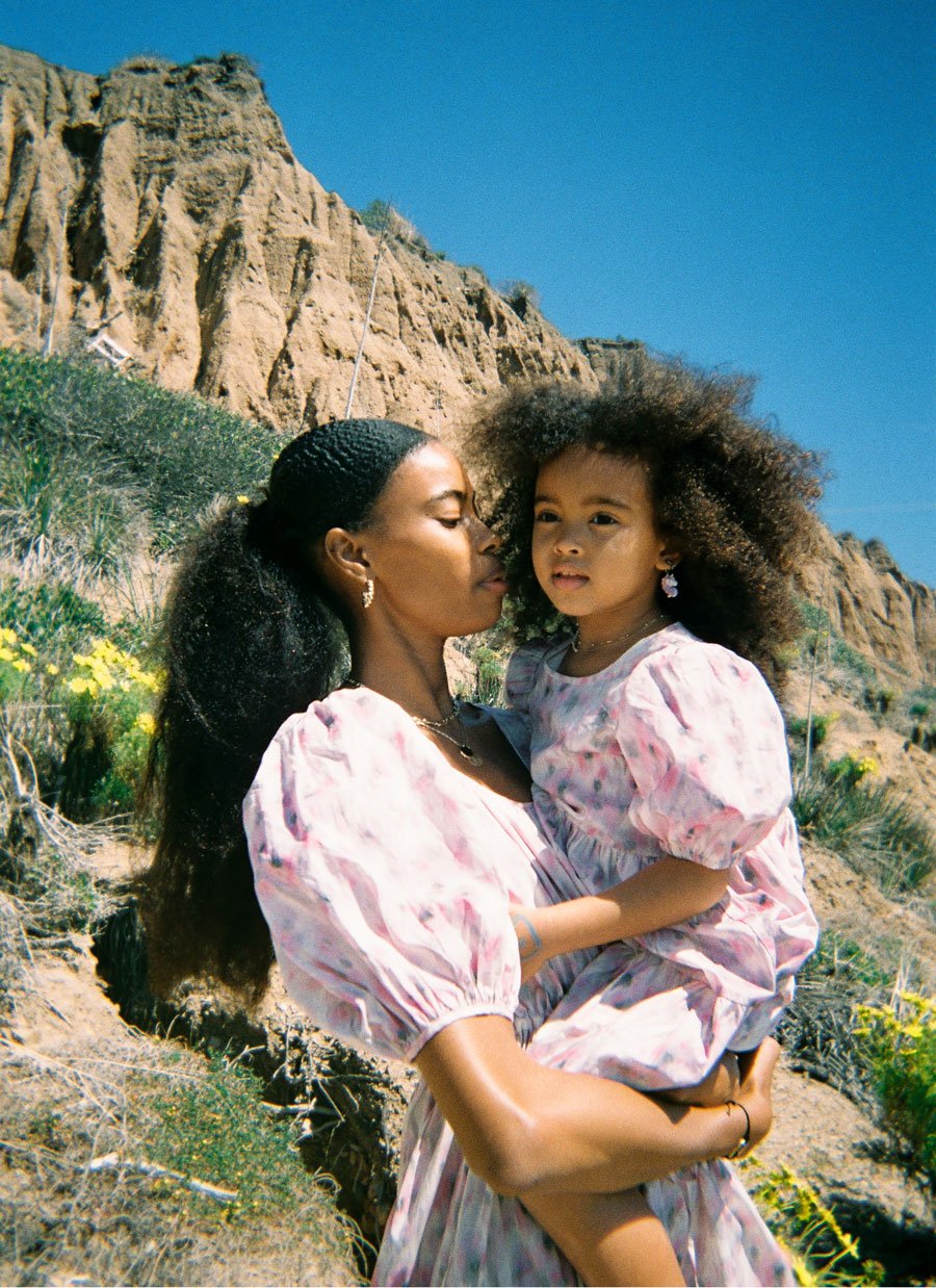 Influencerin Raschelle Osbourne mit Tochter Lola im zart-geblümten Partnerlook aus der ersten & OTHER STORIES Kids Capsule Kollektion