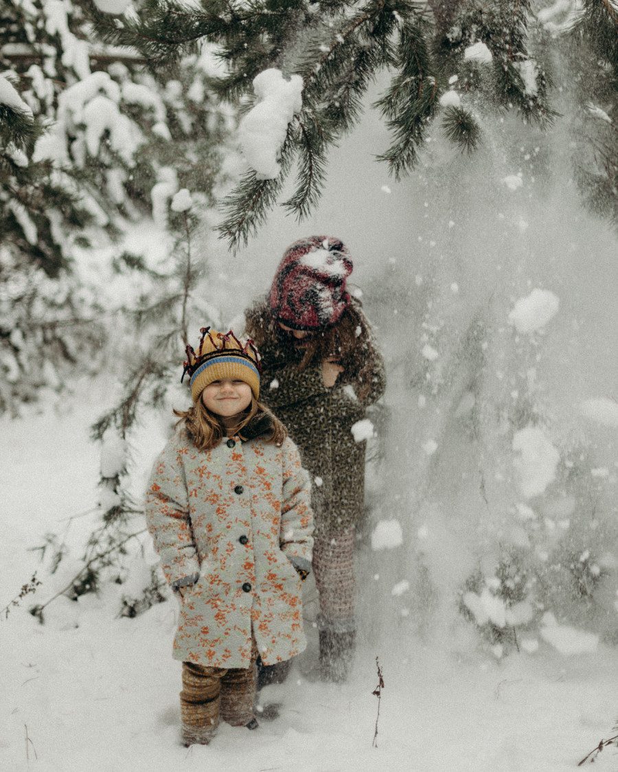 Kein Winter Wonderland in Sicht? Macht nichts! Wir stecken unsere Nase in frische Bilderbücher © Marta Logina / PAADE MODE AW21