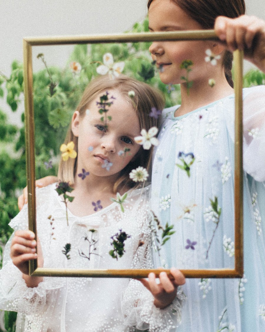 Die Schönheit der Natur festhalten: Mit der SS20-Kollektion "Herbarium" wandelt das Kindermodelabel PAADE auf Emily Dickinsons Spuren