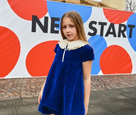 Mascha in Königsblau: Geht es nach ÈKKI MILANO, dann ist Royal Blue der angesagte Blauton für den Winter 2025/26 © Valentyna Pugachova