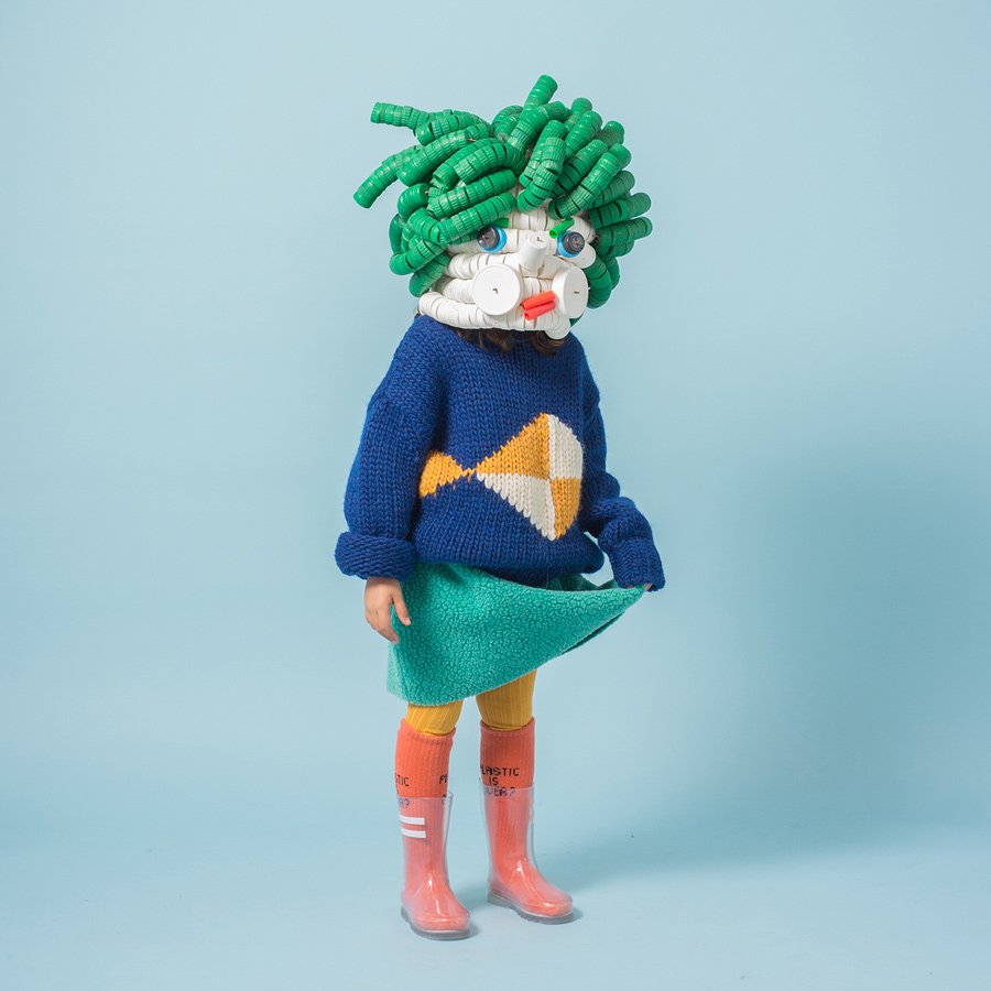 Kunst aus Plastikmüll? Die Masken von Alex Lockwood sind der Blickfang in der Capsule Collection von Bobo Choses © Lucho Torres