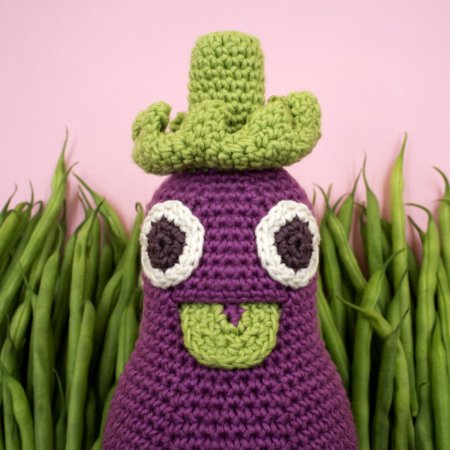 Vitamine zum Spielen und Kuscheln: Régine L'Aubergine, die majestätische Babyrassel aus der MyuM Veggy Toy Family