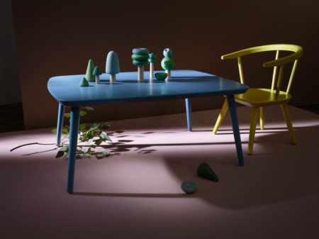 Spieltisch und Kinderstuhl der Serie SIB stehen bereit, um mit dem Holzspielzeug TRE verschiedene Baum-Konstellationen zu erschaffen