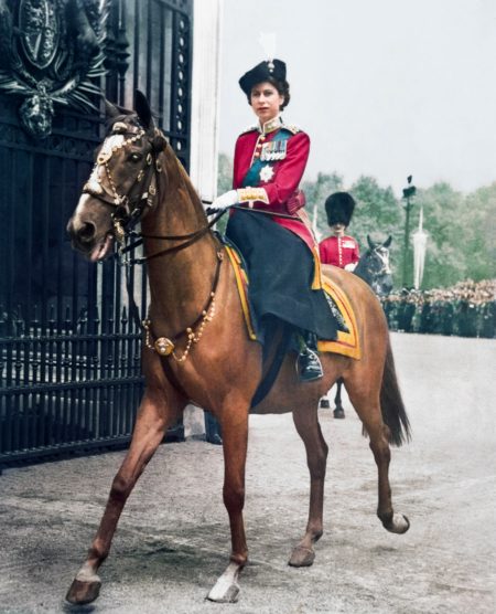 Bei der "Trooping the Colour"-Parade 1951 vertritt die Prinzessin erstmals ihren Vater © Bettmann/Getty Images/Courtesy TASCHEN