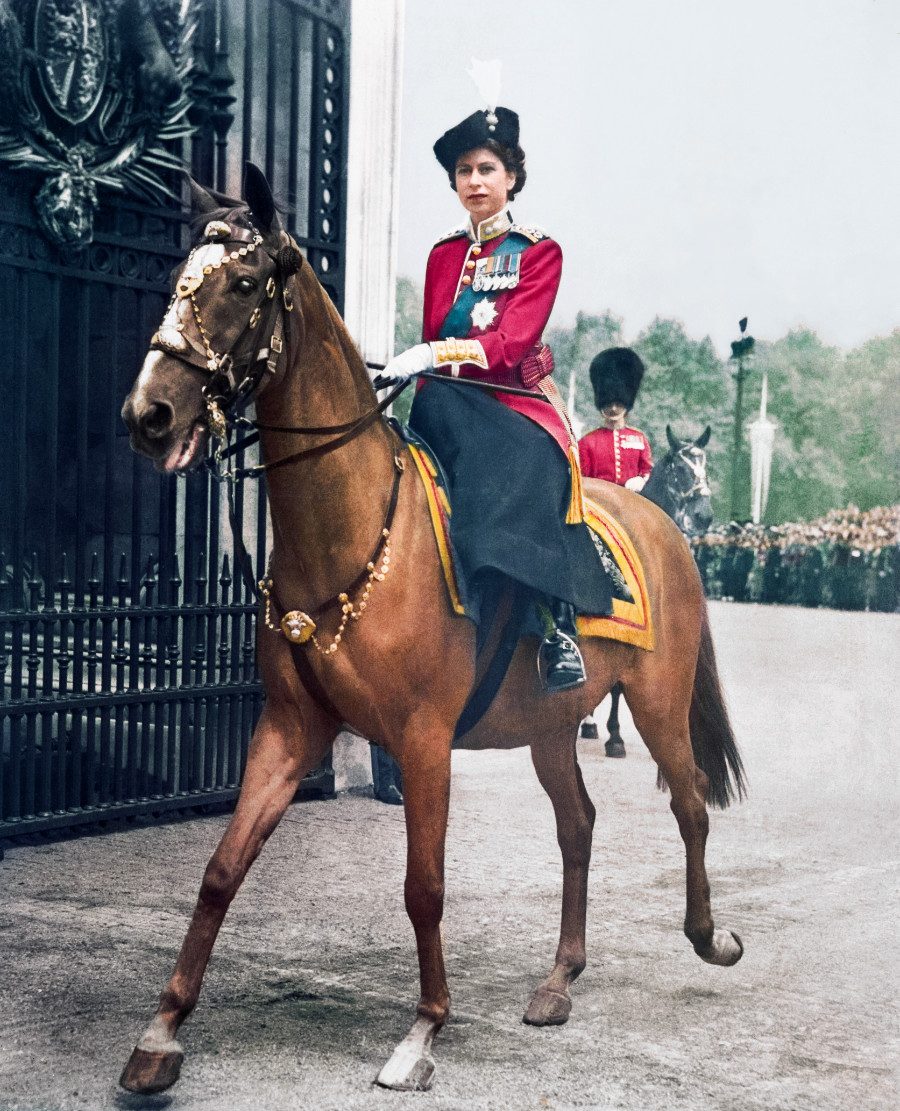 Bei der "Trooping the Colour"-Parade 1951 vertritt die Prinzessin erstmals ihren Vater © Bettmann/Getty Images/Courtesy TASCHEN