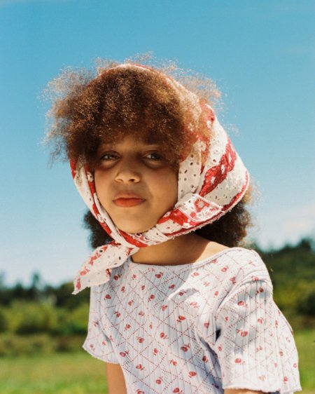 Nostalgischer Sonnenschutz für Erdbeerpflücker: das Broderie Anglaise-Kopftuch im Erdbeer-Sahne-Look von THE CAMPAMENTO