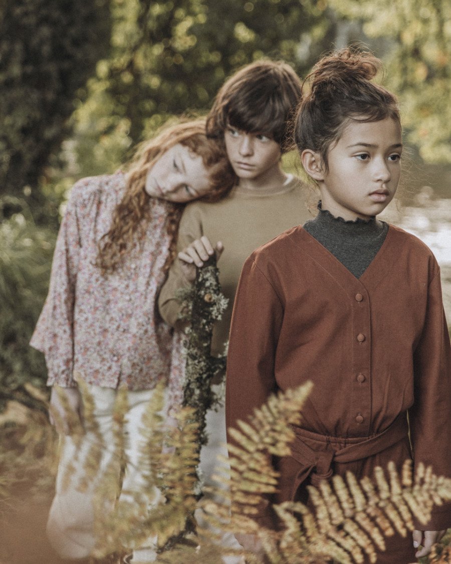 Into the Woods ... Das Madrider Kindermodelabel THE NEW SOCIETY sonnt sich in den Farben der goldenen Jahreszeit