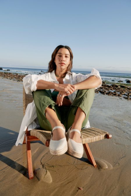 Frisch gestrandet: Die 20th Anniversary Collection von TOMS, präsentiert von Influencerin Hannah Bronfman © TOMS