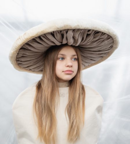 Pitti Looks 2023: der Mushroom Hat von UPA, ein Showstopper unserer Florentiner Herbsternte