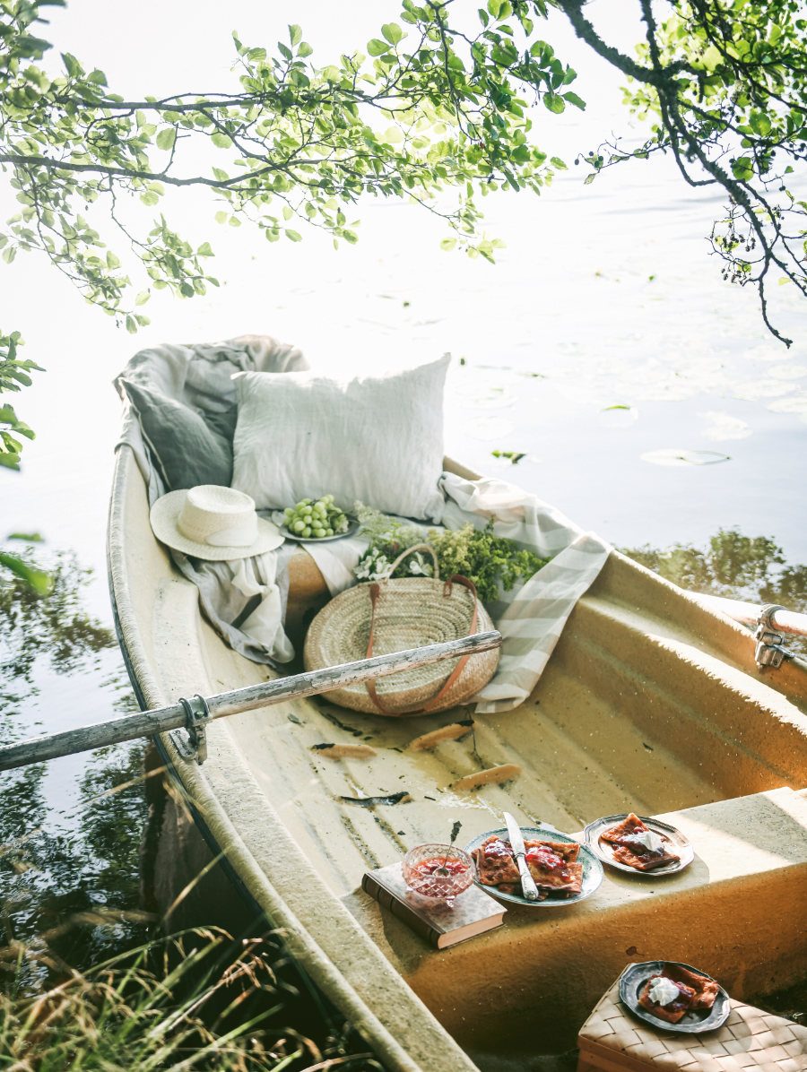 Nordisches Sommerglück: ein Ausflug im Ruderboot mit Pannukakku-Proviant – den finnischen Ofenpfannkuchen. Foto © Viola Minerva Virtamo/frechverlag