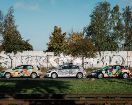 Die Drei von der Zapfsäule: Streetart in Berlin gibt es nicht nur an der Mauer, sondern auch zum Losdüsen ...