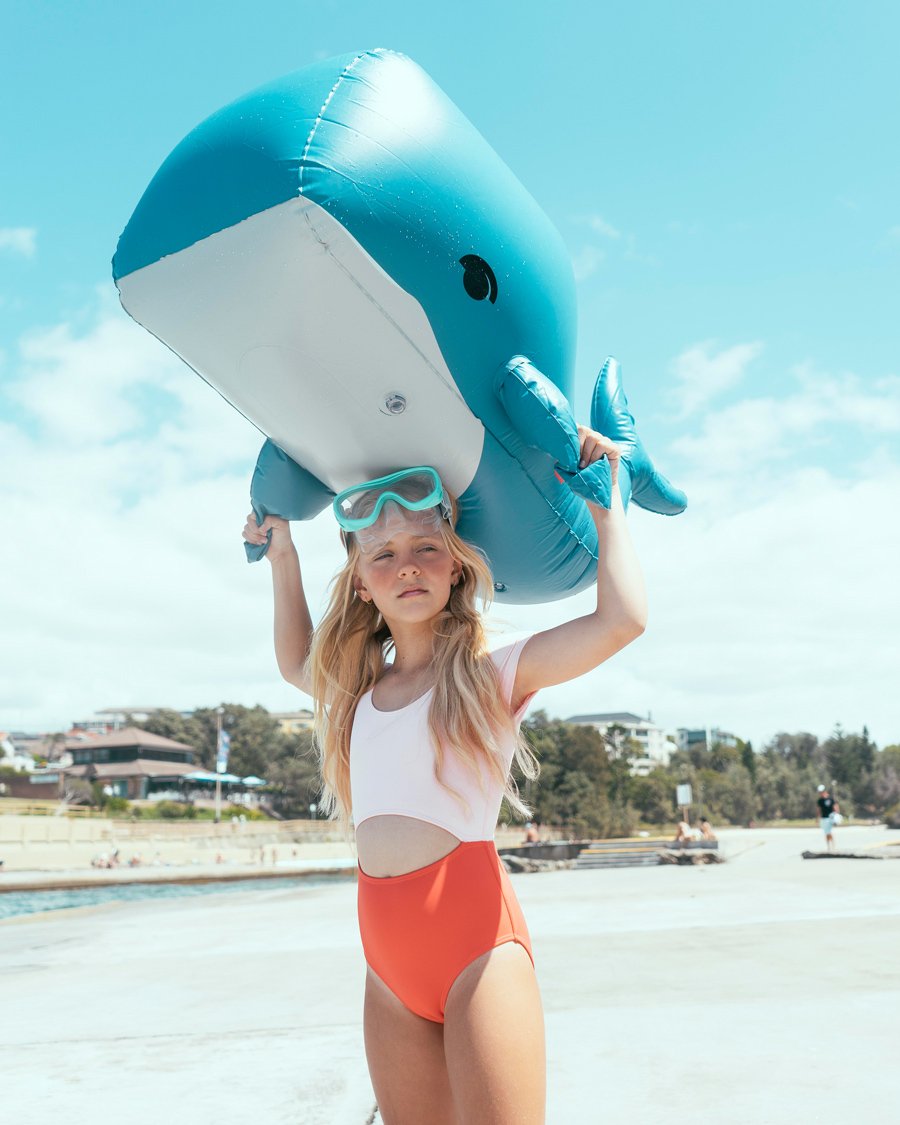 Kopf hoch, Wasserratte! Der Sydney Badeanzug von YELLOW JUNGLE schützt vor fiesen Strahlen. Image © Luca Podrigo for Sandcastle Mag