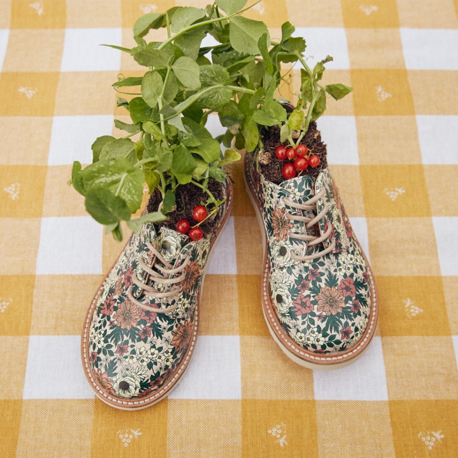 Designerin Louise Shill erntet die Früchte ihrer Staycation: Flora-Derbies von YOUNG SOLES