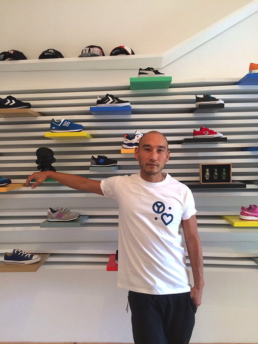 Sneaker-Experte Kwon Kim in seinem Yumalove T-Shirt