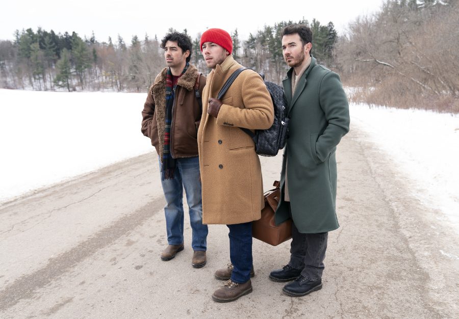 Auf ihrer Odyssee von London nach New York stranden die Jonas Brothers im norddeutschen Niemandsland © 2025 Disney