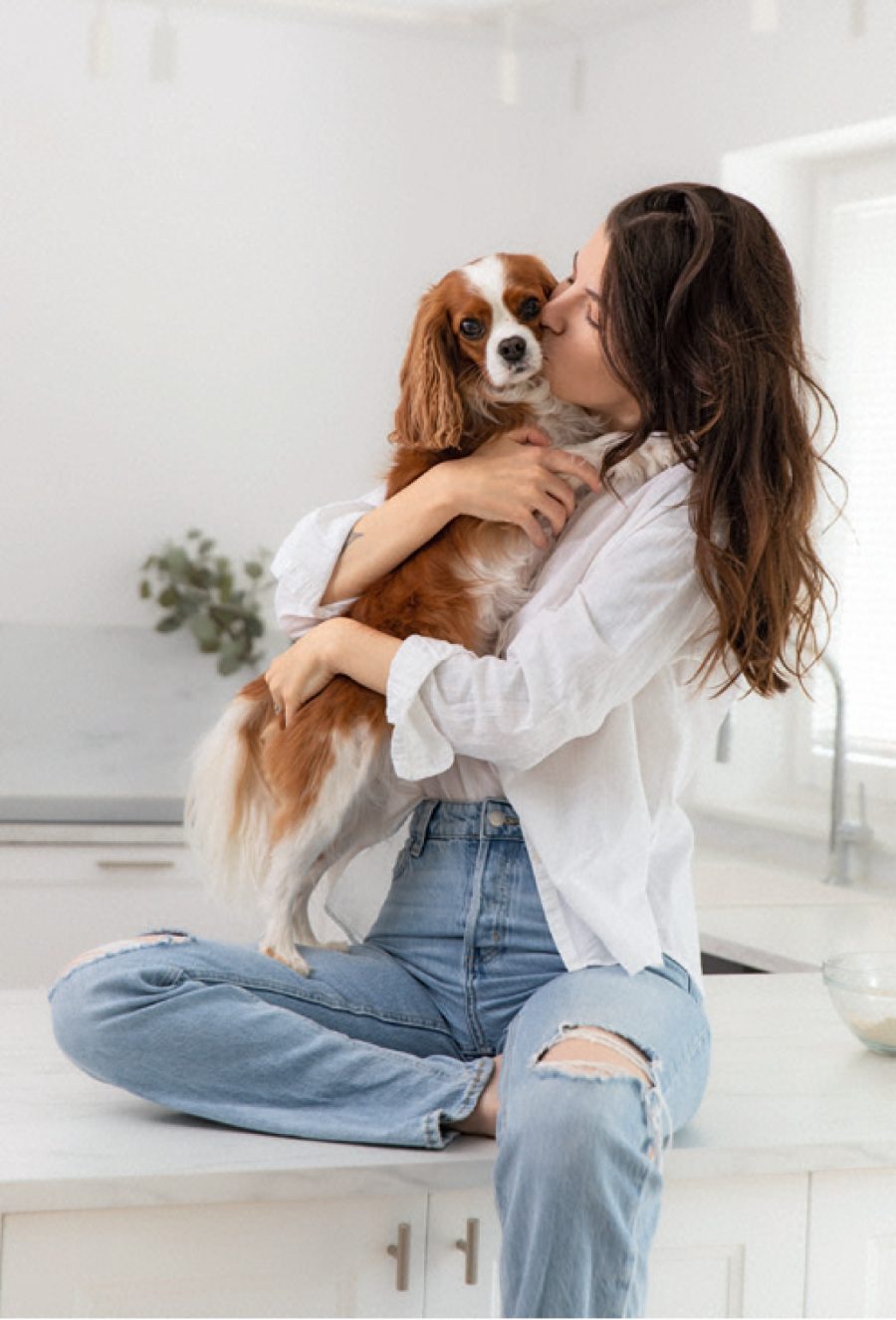 Autorin Alessandra Vicario mit ihrem Seelenhund, Cavalier King Charles Spaniel Dumbo. Foto © Alessandra Vicario/Verlag Eugen Ulmer