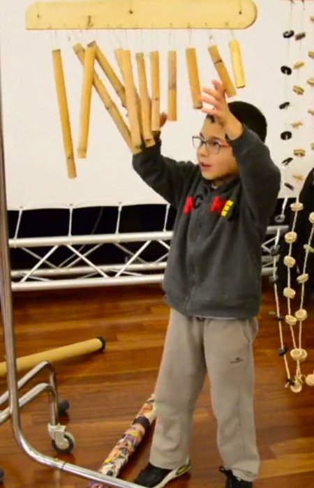 Musikalische Erziehung in Reinform: Kleiner Percussionist ganz groß!
