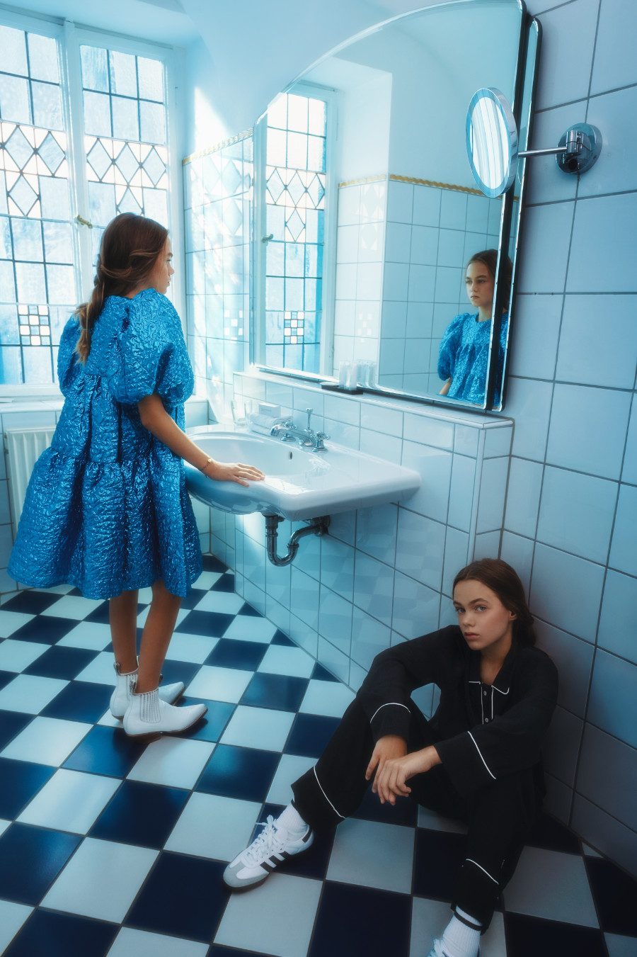 Smilla: Crinkle Metallic Dress von CAROLINE BOSMANS, Freshwater Armband von MAMARADSCHA STUDIO, Socken von FALKE, Boots von GABRIEL ET VALENTIN. Alma: Ensemble im PJ Style von MOLO, Socken von FALKE, Samba Sneaker von ADIDAS ORIGINALS. Foto © Valentyna Pugachova