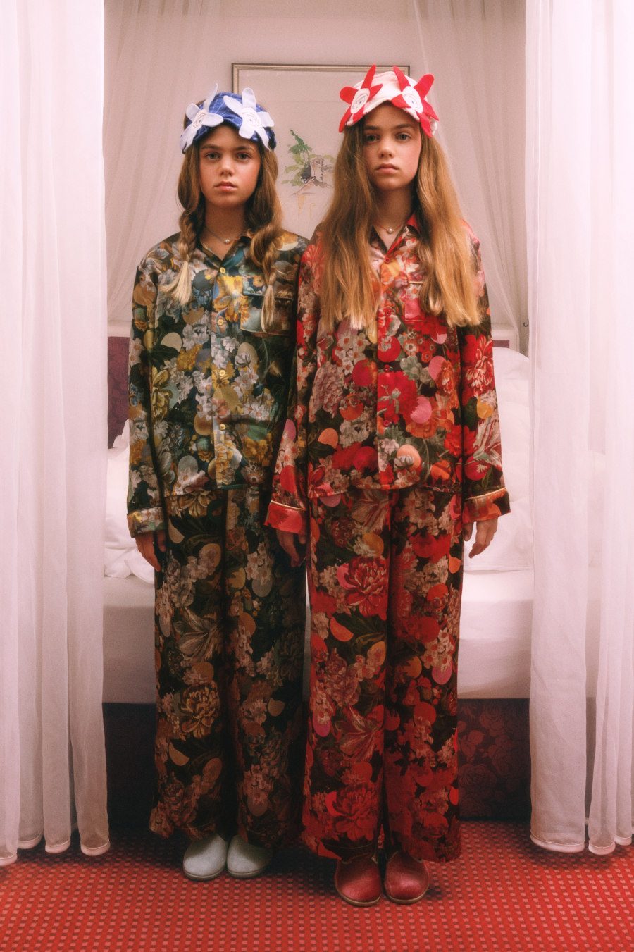 Smilla & Alma: Seiden-Pyjamas von PAADE MODE, Schlafmasken von PATCH PATCH, Ketten mit Perlen von MAMARADSCHA STUDIO, Slipper von HERMOSILLA. Foto © Valentyna Pugachova