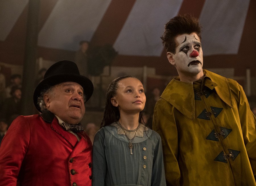 "Regel Nummer eins: Immer ein spektakuläres Ende!" Nicht nur Max Medici macht große Augen, als Dumbo seine Künste zum Besten gibt. Image © Disney