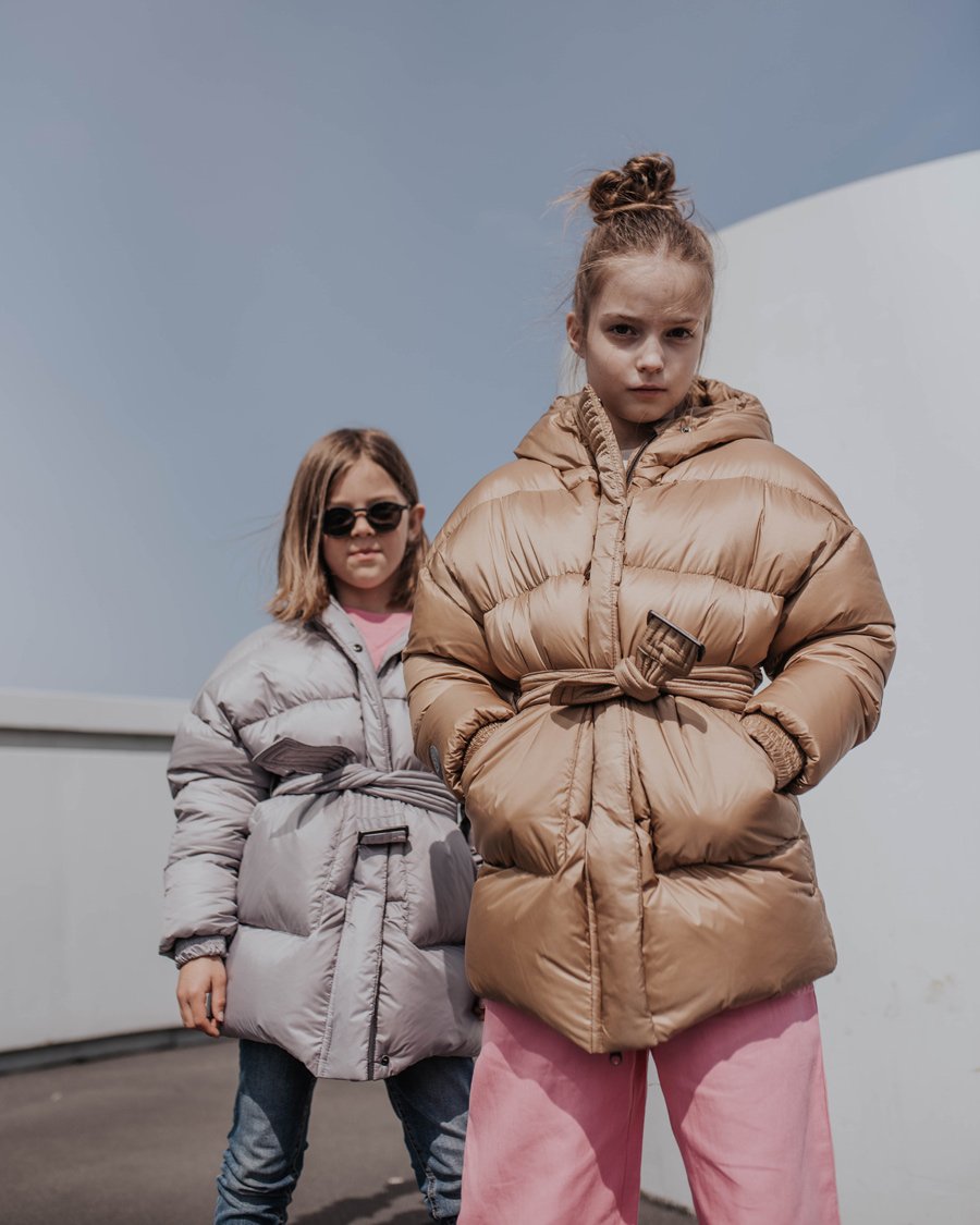 Frostfrei posen in der Pause. Die Military-Jacke von FLUFF, aus antiallergenen Naturdaunen, gibt es auch für Damen